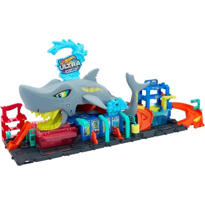 Hot Wheels City Track Set, Ultra Shark Car Wash with 1:64 Scale Color Reveal Toy Vehicle
