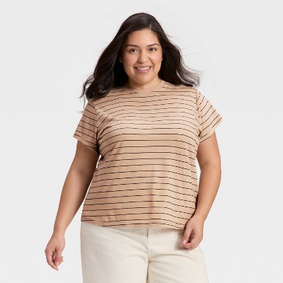 Women's Short Sleeve Crewneck T-Shirt - Universal Thread™