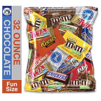 SupplyTiger (32 Ounce) Variety Assortment Bulk Pack Chocolate M&M's, Snickers, Reese's Cups, & More