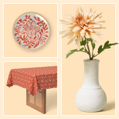 It's all about tropical tablescapes this summer.